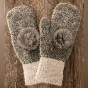 NWOT Mittens with Faux Fur Detailing